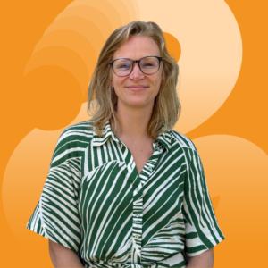 Portret Simone. kijkt recht in de kamer en groen/witte jurk